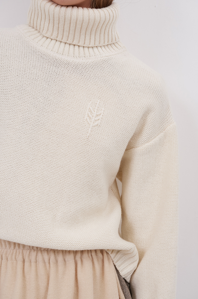 Светрик молочний короткий з вишивкою(СВ 66)